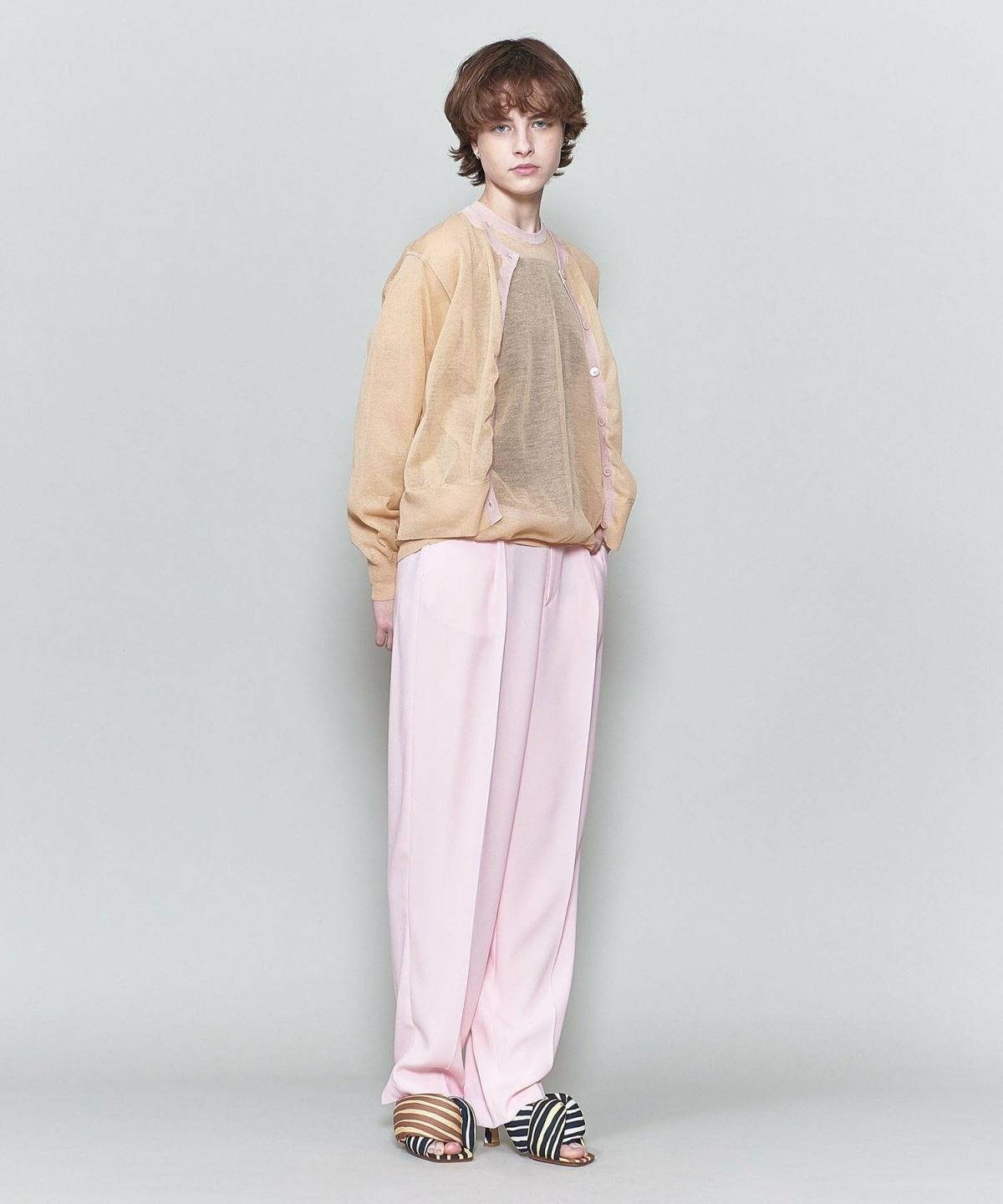 ベージュのカーディガンを使った夏コーデ カラーパンツ