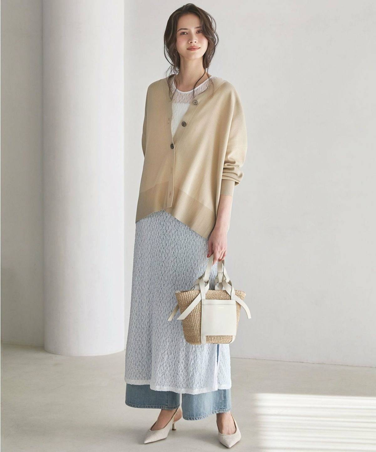 ベージュのカーディガンを使った夏コーデ レースワンピ デニム