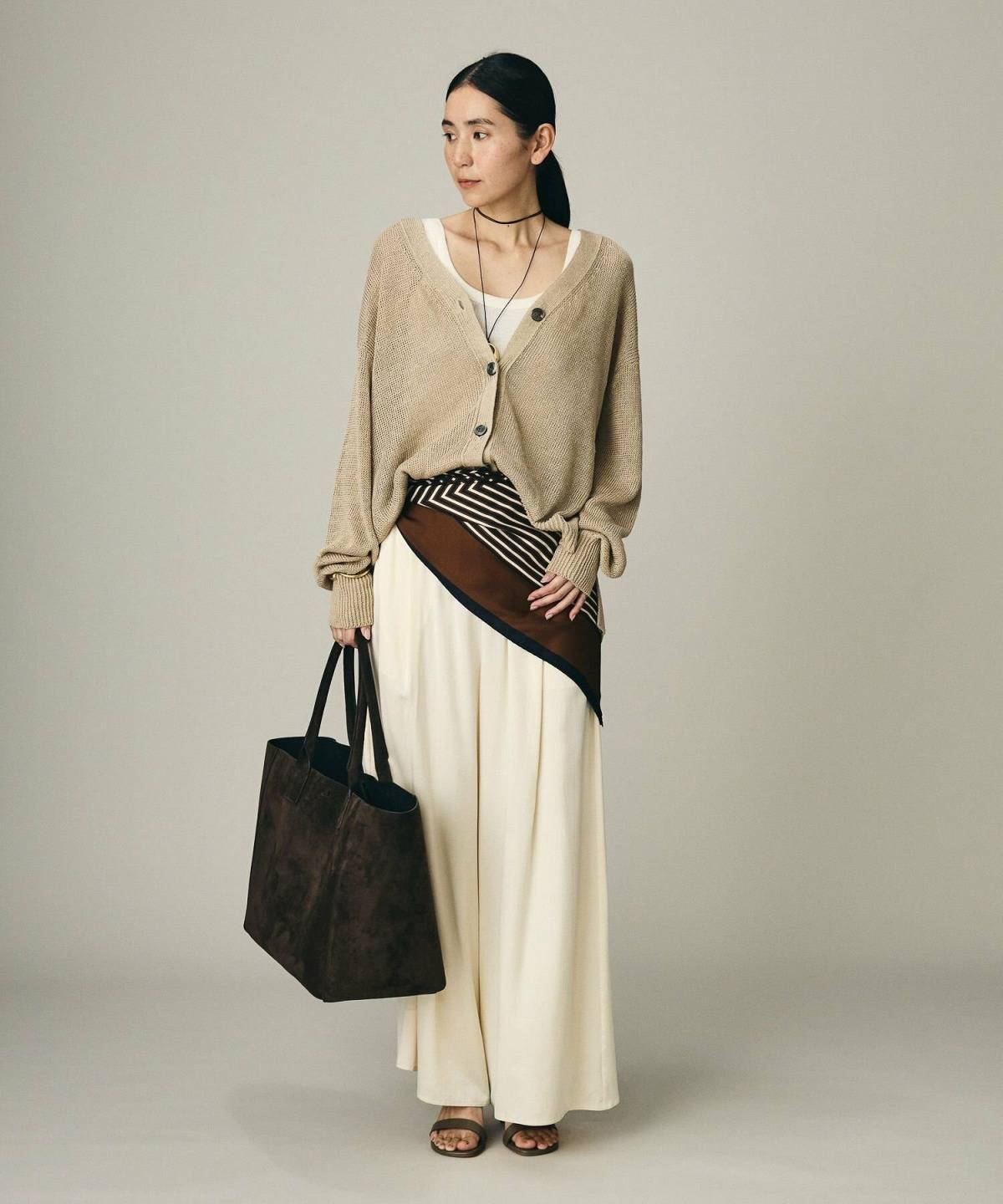 ベージュのカーディガンを使った夏コーデ ワイドパンツ