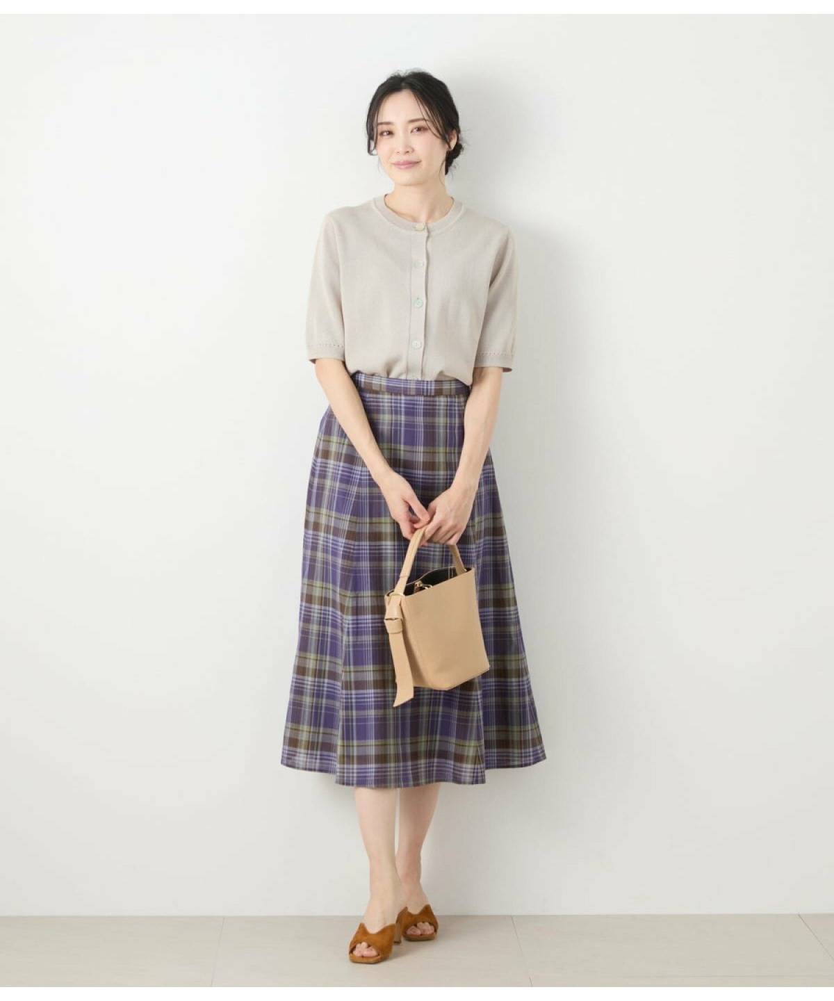 ベージュのカーディガンを使った夏コーデ チェック柄スカート