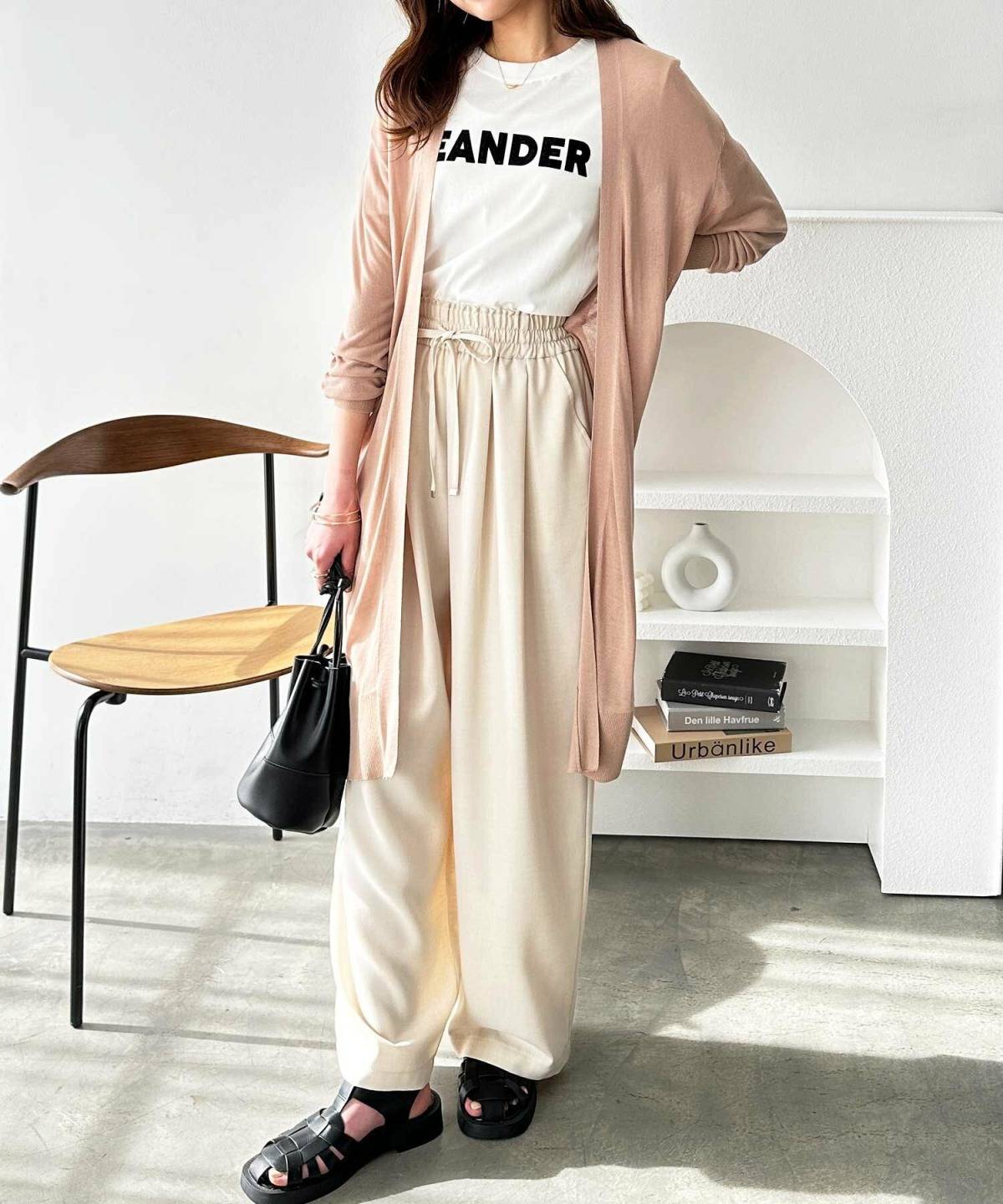 ベージュのカーディガンを使った夏コーデ ロゴTシャツ ゆるパンツ