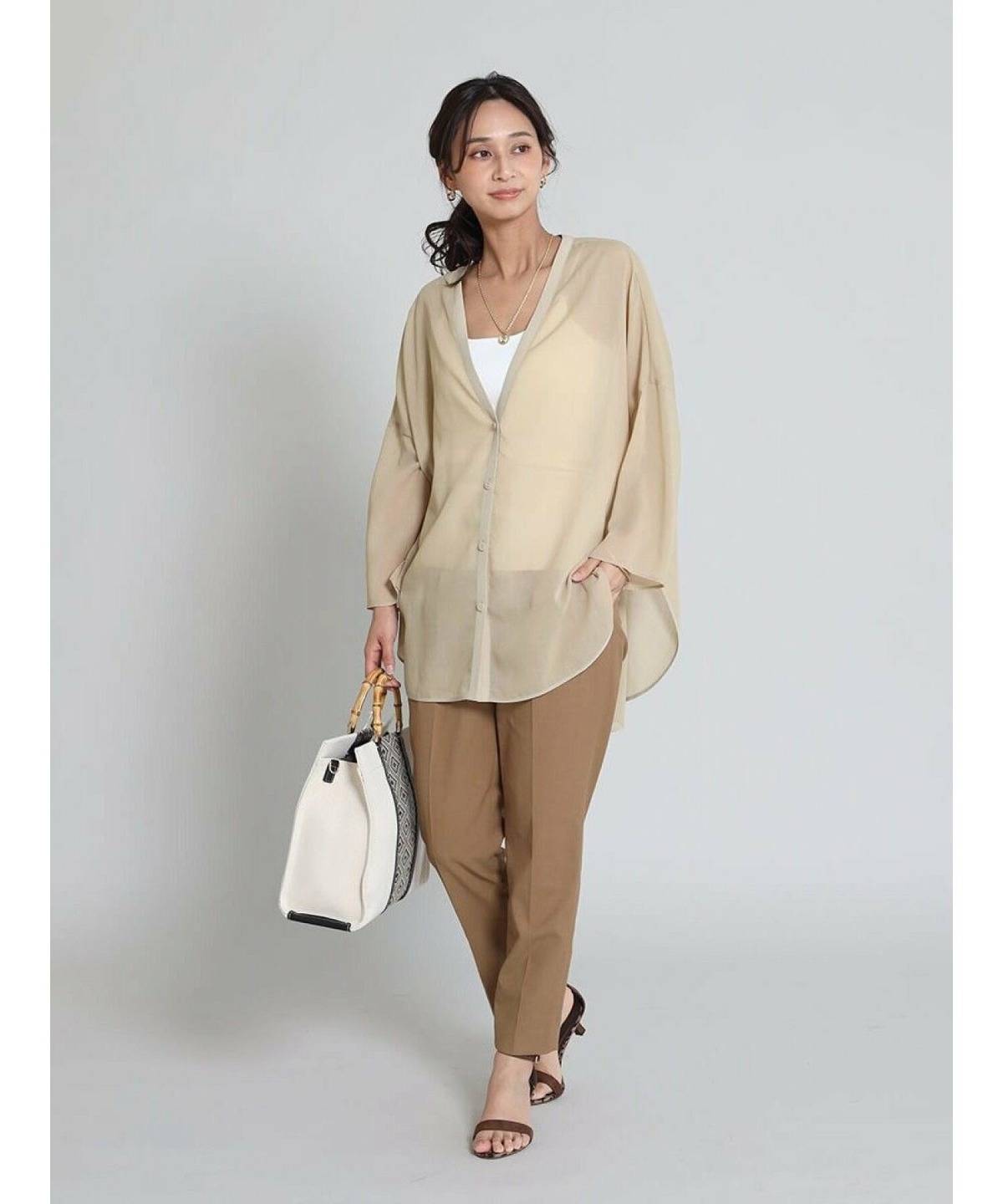 ベージュのカーディガンを使った夏コーデ タックパンツ サンダル