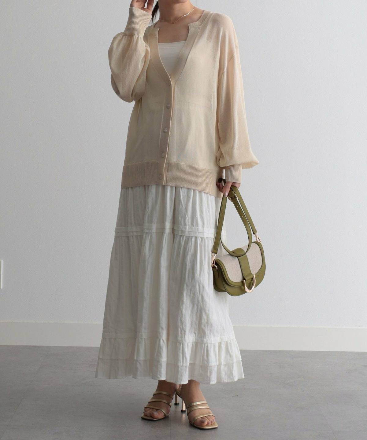 ベージュのカーディガンを使った夏コーデ 白レーススカート