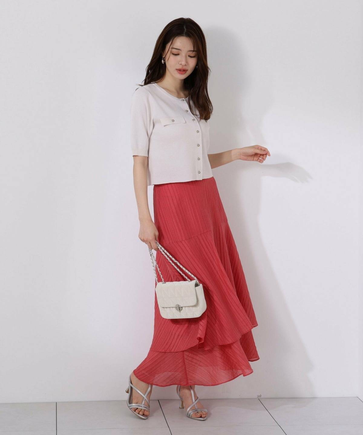 ベージュのカーディガンを使った夏コーデ カラースカート