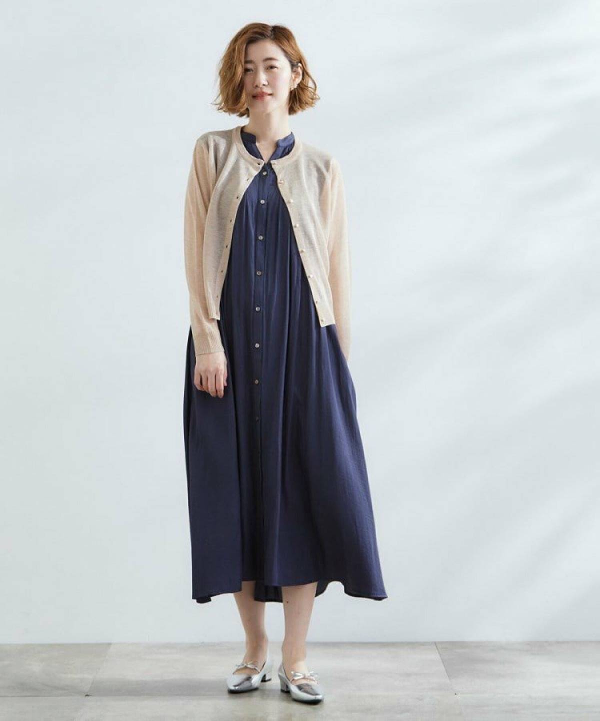ベージュのカーディガンを使った夏コーデ ネイビーワンピース