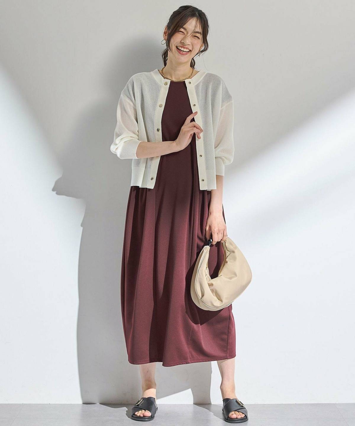 ベージュのカーディガンを使った夏コーデ ロングワンピース
