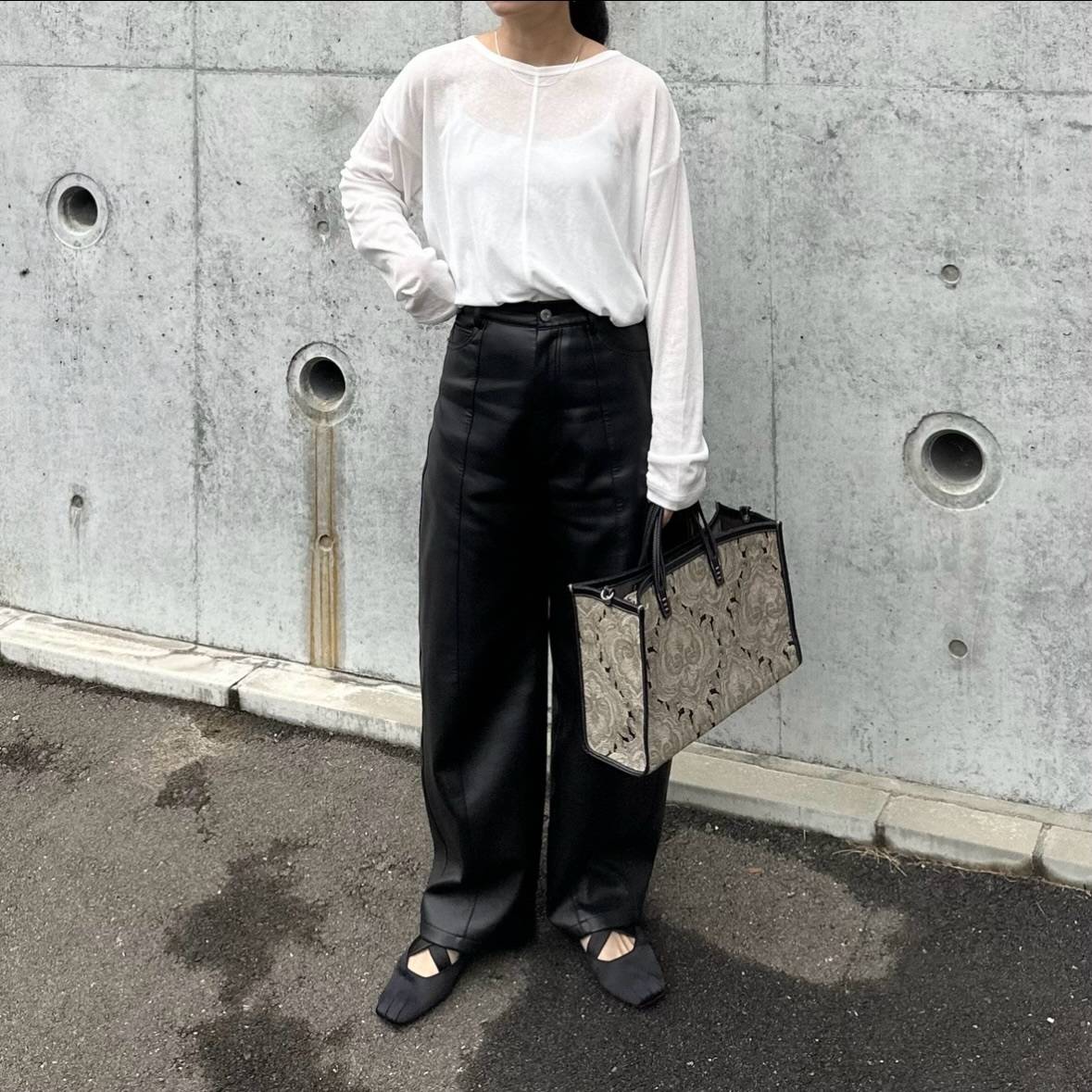 シアートップス×レザーパンツ