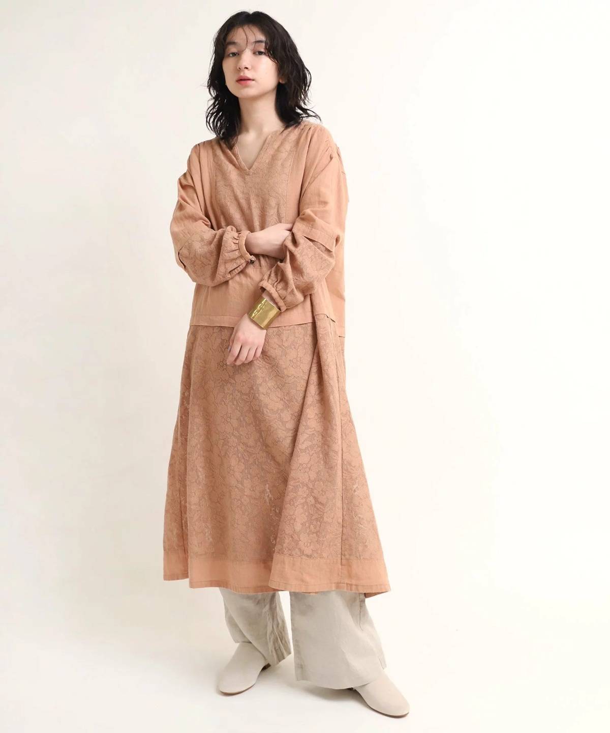 ピンクベージュの服のおすすめコーデ ワンピース ベージュパンツ