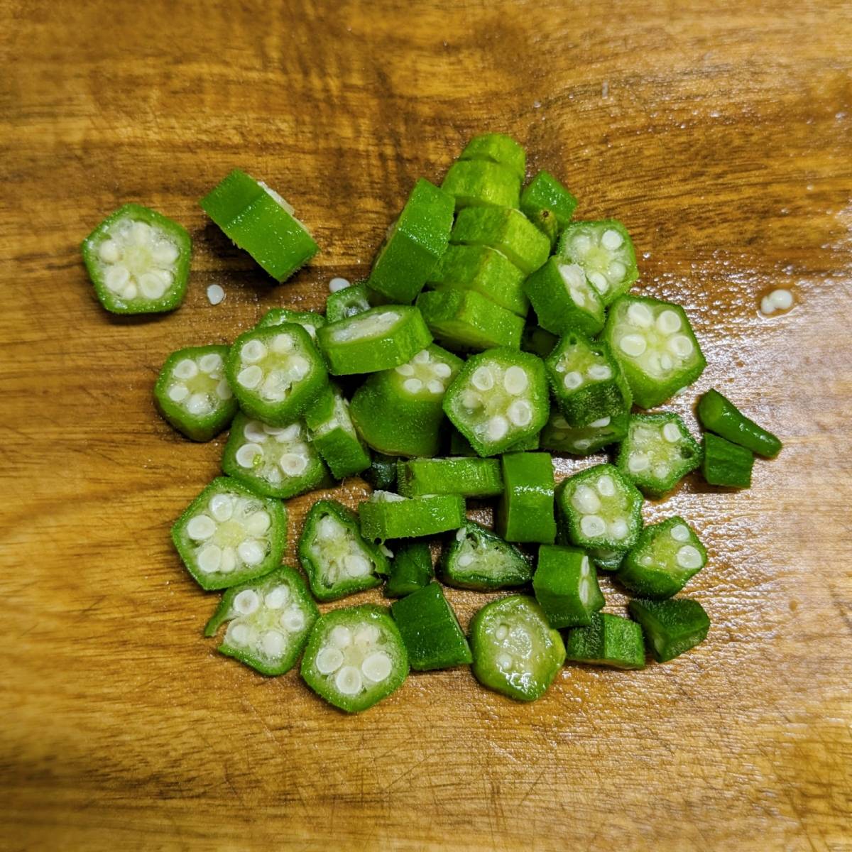 ニッスイ公式の「活ちくわとオクラのわさびマヨネーズ和え」のレシピ