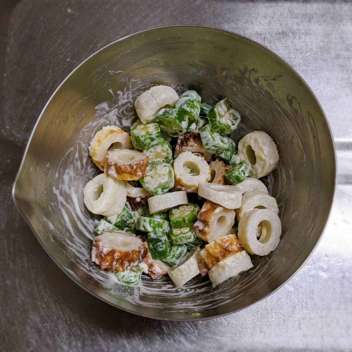 ニッスイ公式の「活ちくわとオクラのわさびマヨネーズ和え」のレシピ