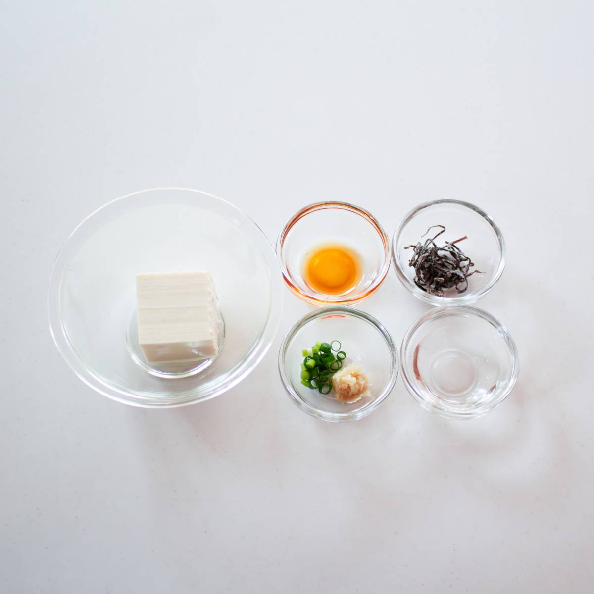 くらこん公式の「レンジで塩こんぶ湯豆腐」のレシピ