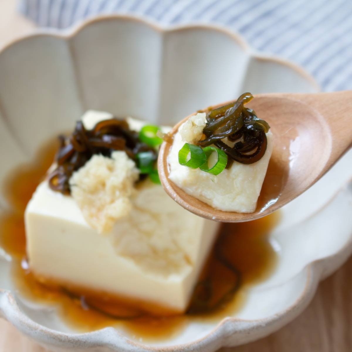 くらこん公式の「レンジで塩こんぶ湯豆腐」のレシピ