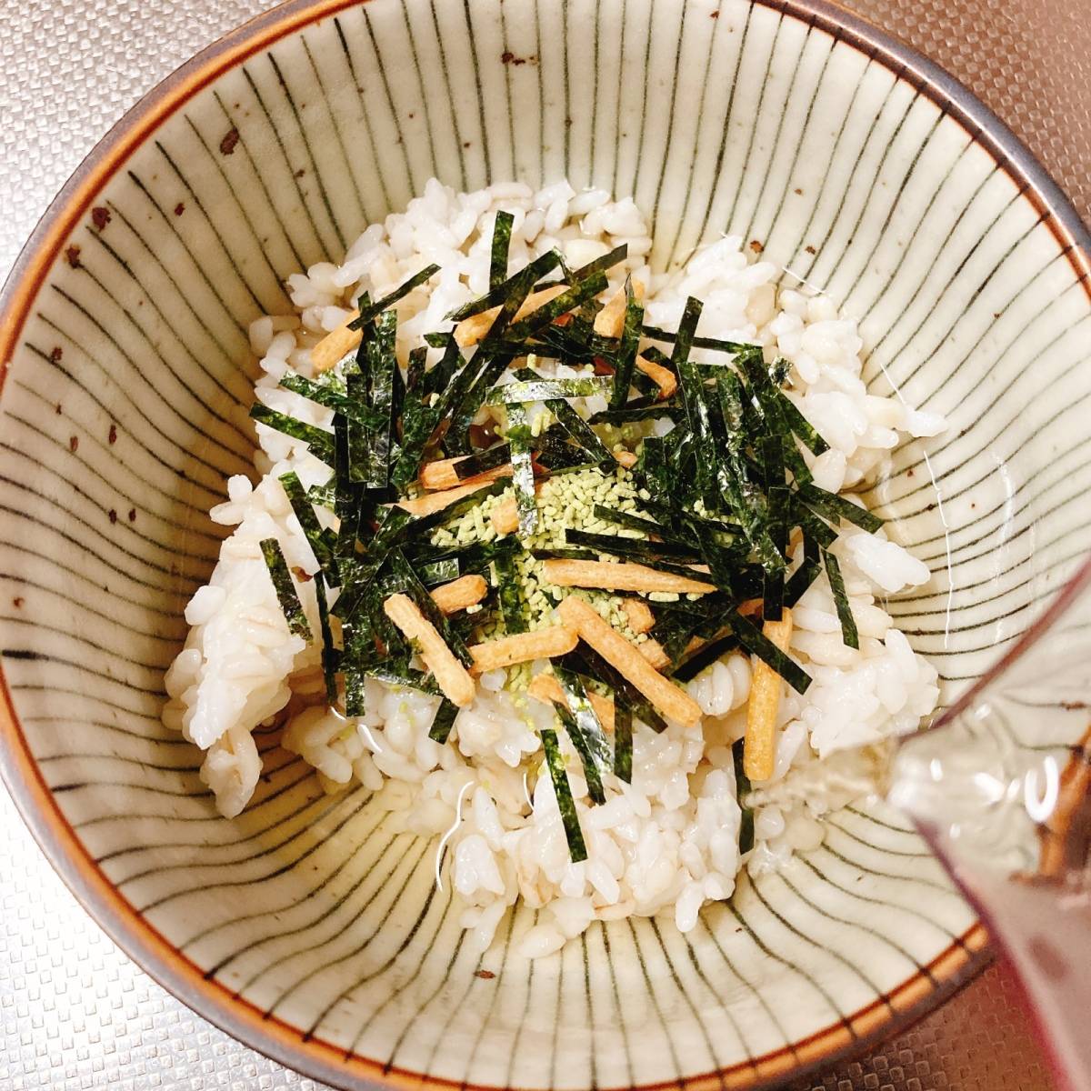 永谷園公式の「コロコロのりマヨ餅茶づけ 〜めざまし茶づけ〜」のレシピ