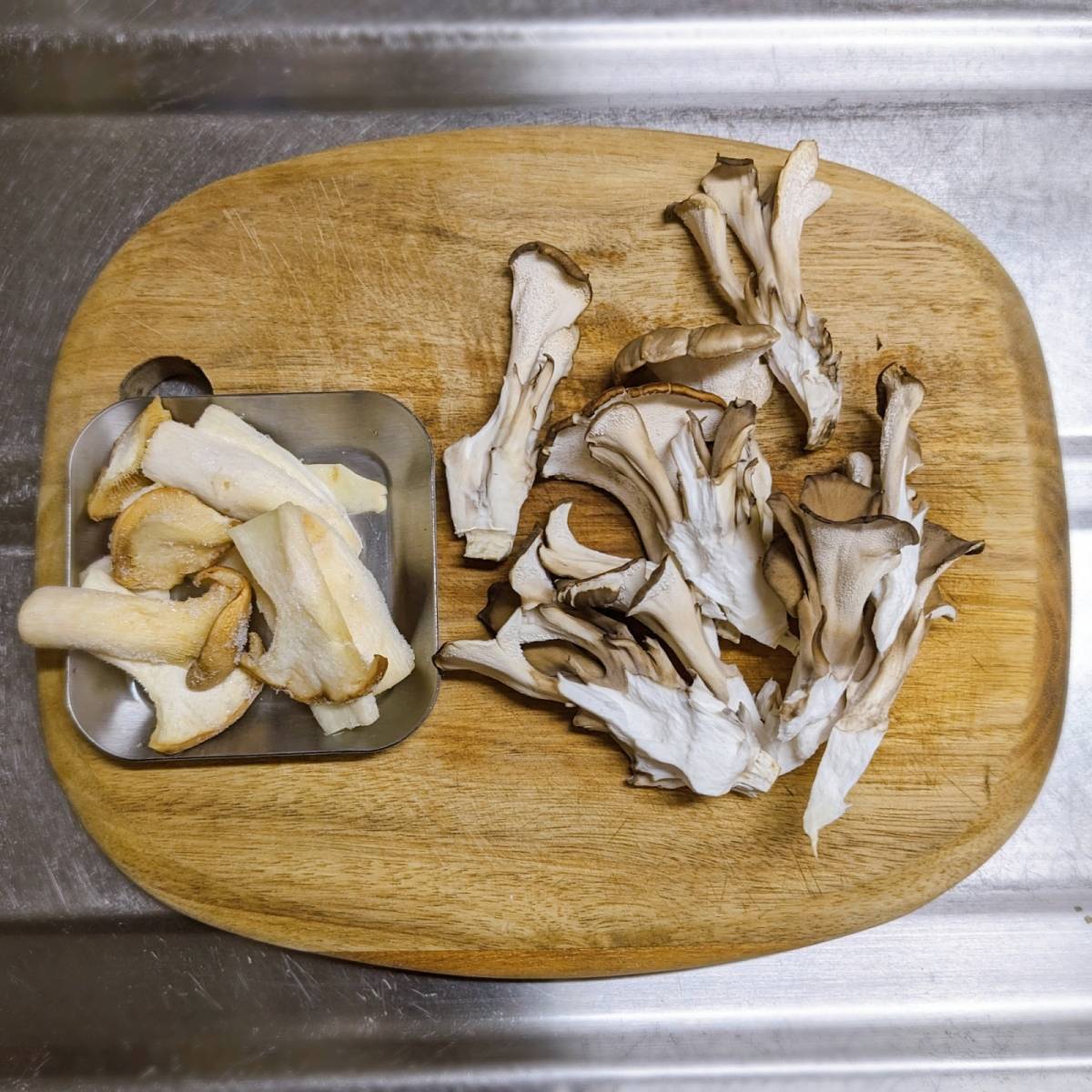 JAグループ公式の「舞茸エリンギのバジルオイルチーズ焼き」のレシピ