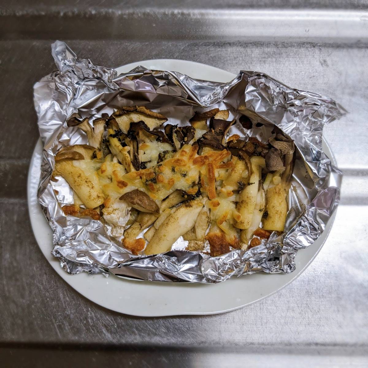 JAグループ公式の「舞茸エリンギのバジルオイルチーズ焼き」のレシピ