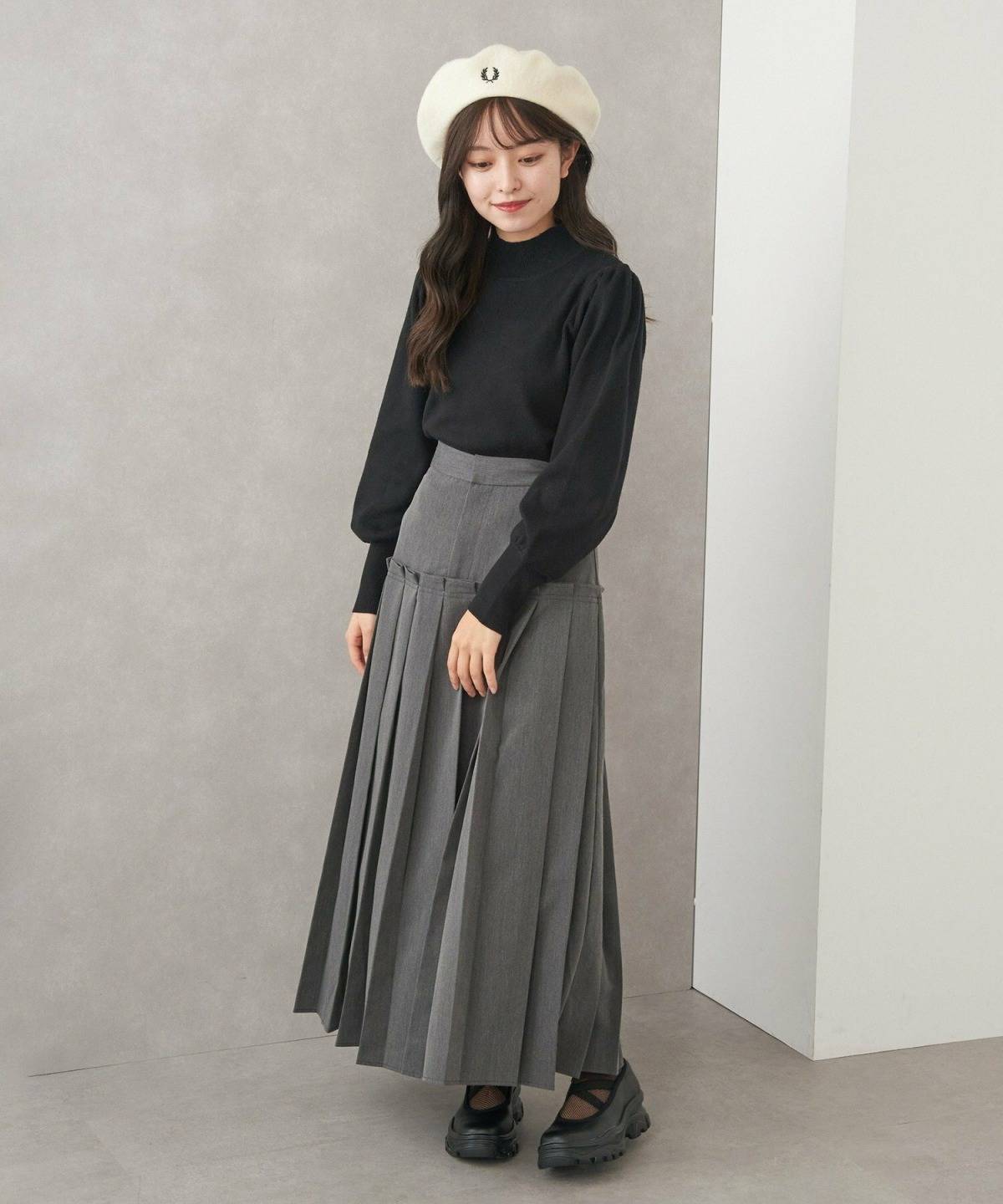 40代 大人のベレー帽コーデ プリーツスカート 白ベレー