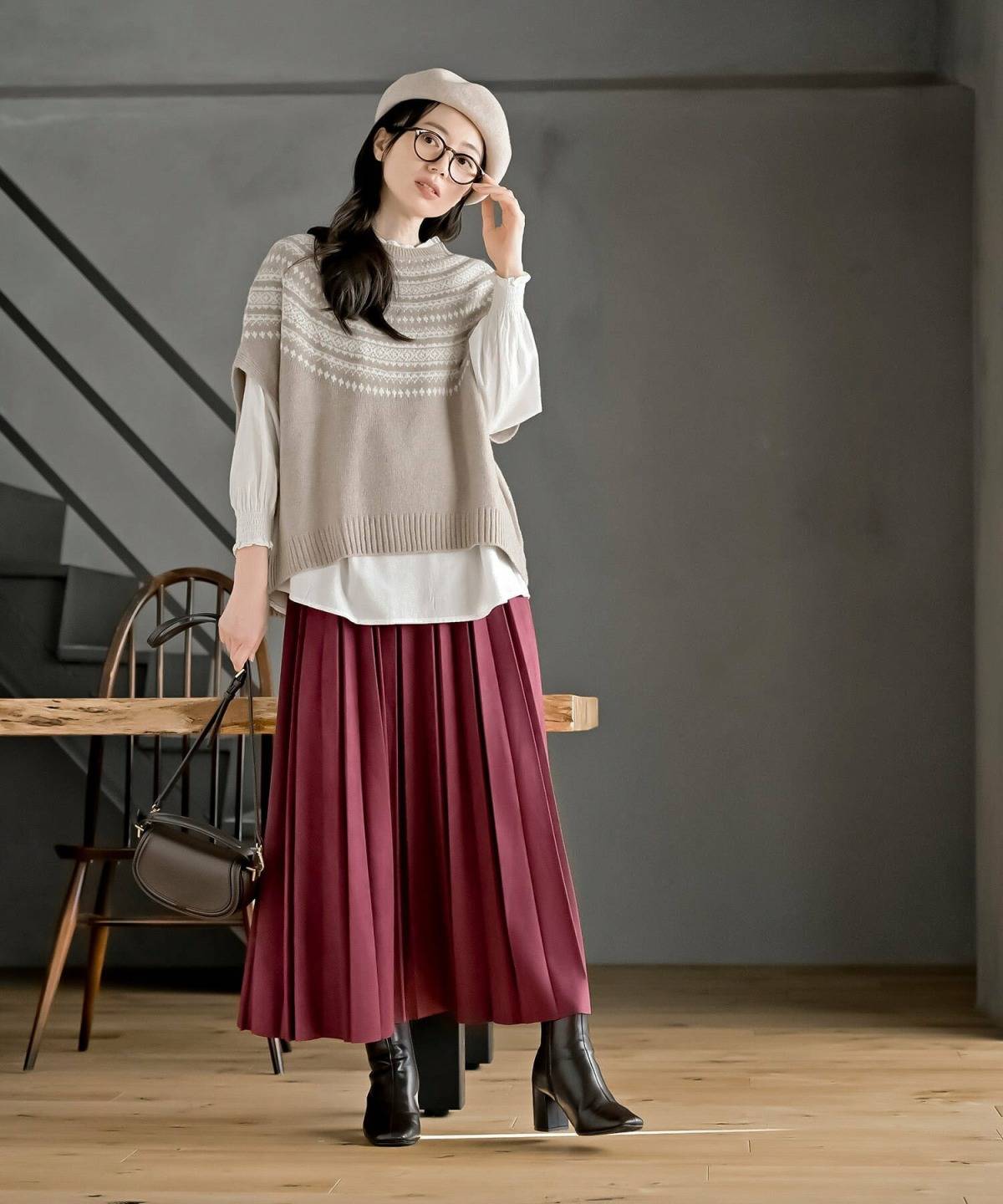 40代 大人のベレー帽コーデ ベージュベレー帽 ボルドースカート