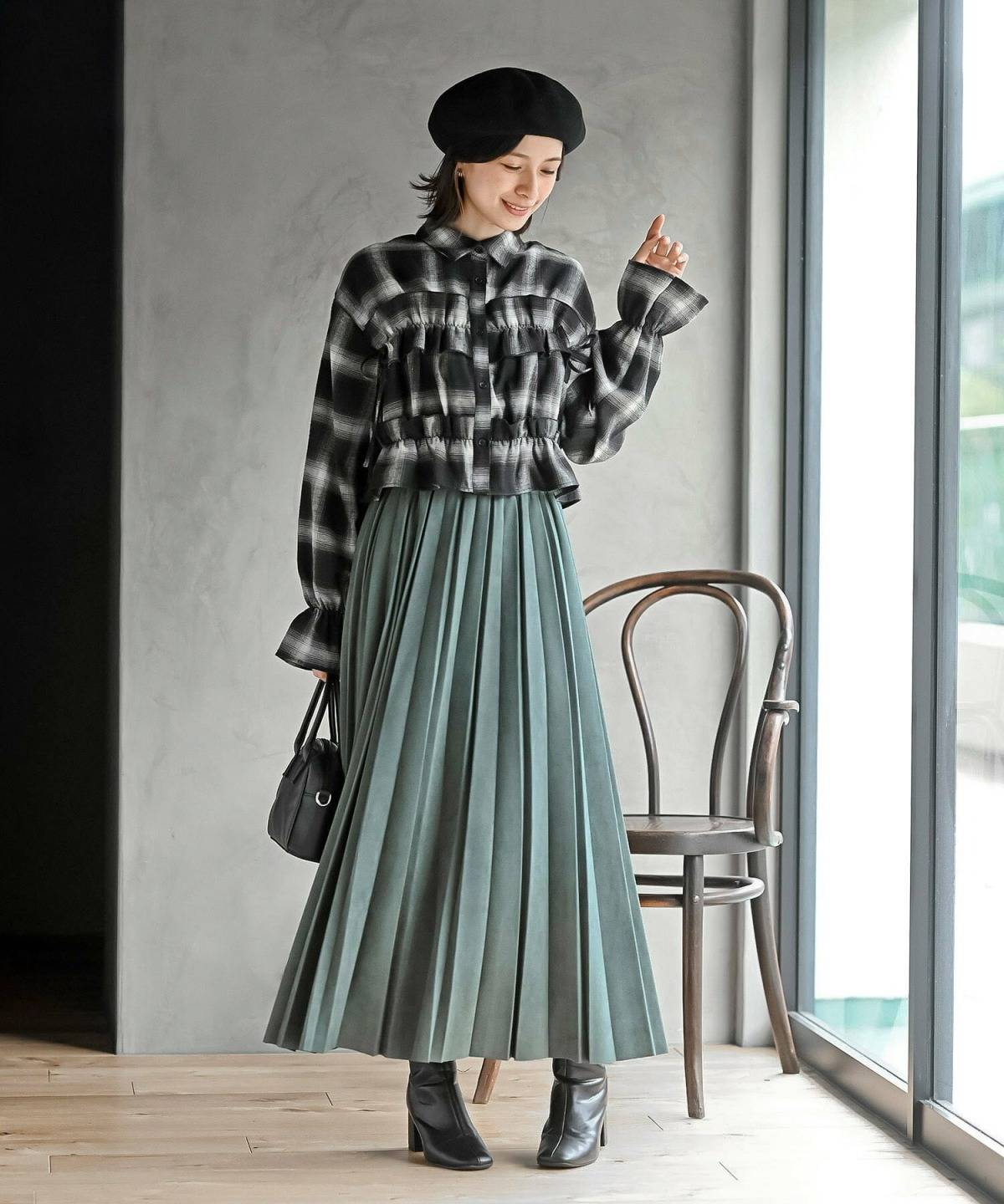 40代 大人のベレー帽コーデ 黒ベレー帽 プリーツスカート チェックブラウス