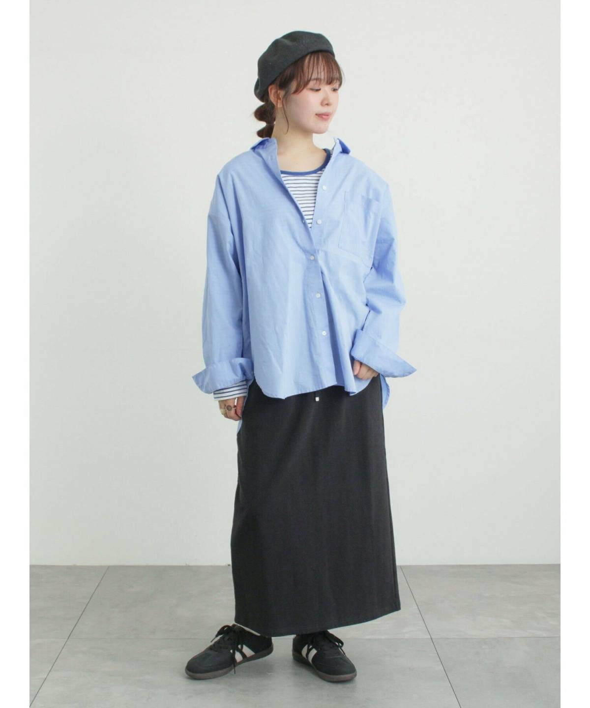 40代 大人のベレー帽コーデ ブルーシャツ ロングスカート