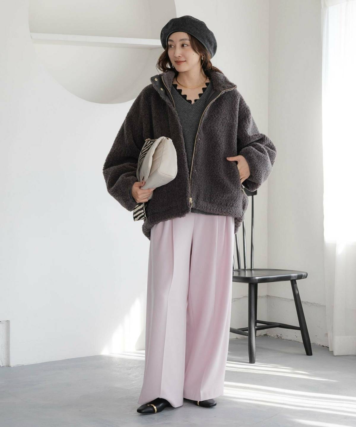 40代 大人のベレー帽コーデ 淡色カラーパンツ アウター