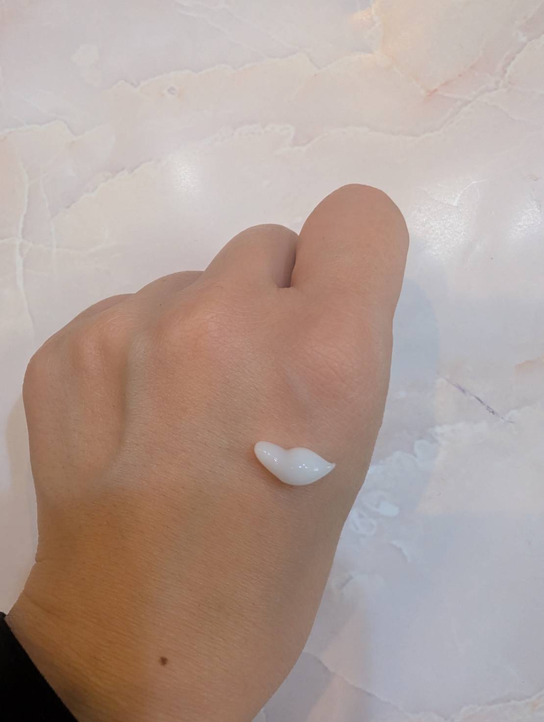 COVERMARK セルアドバンスト セラム WSを手に塗ったところ