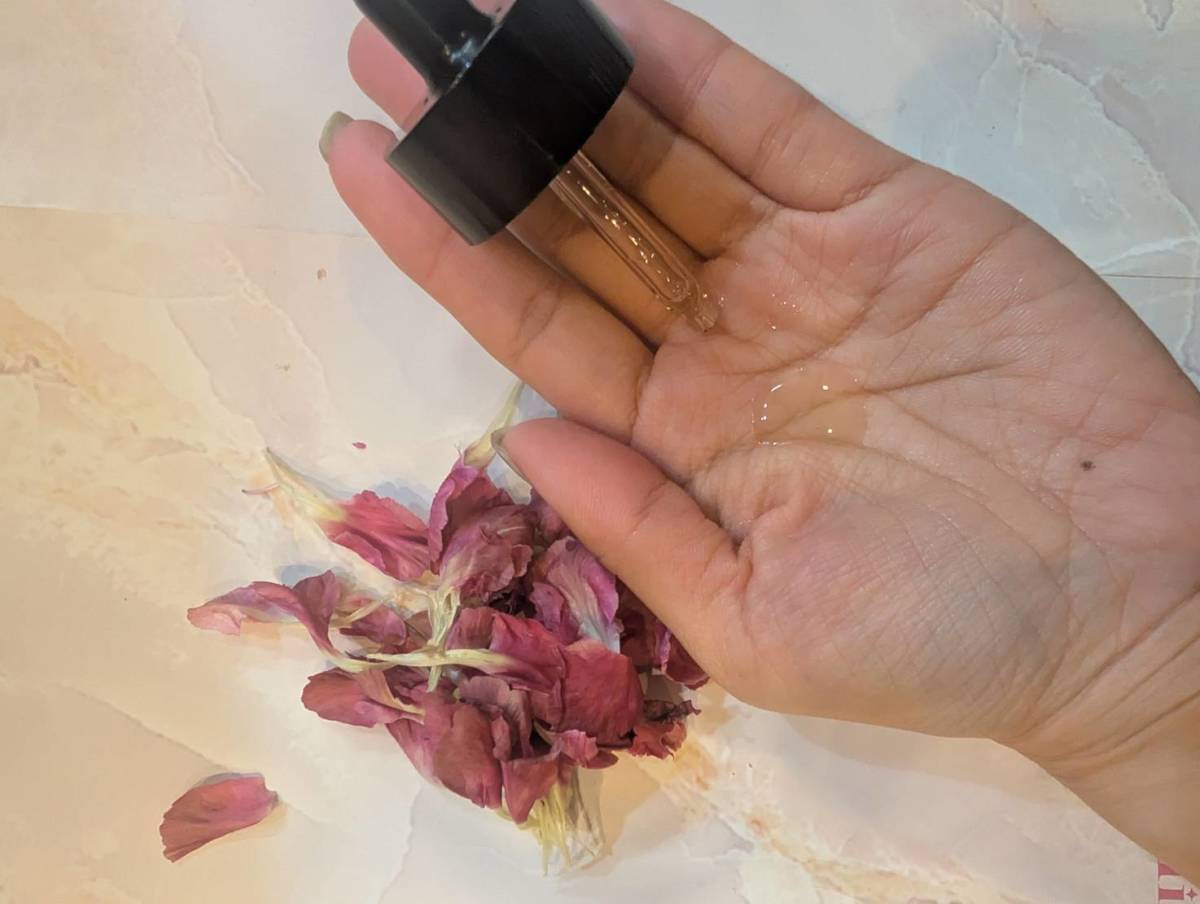 elloher サークルビームアンダーアイセラムを手にのせたところ