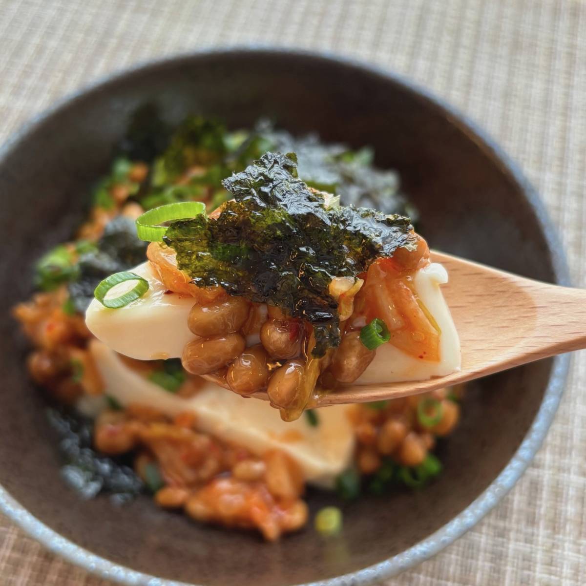 タカノフーズ公式の「キムチ納豆やっこ」のレシピ