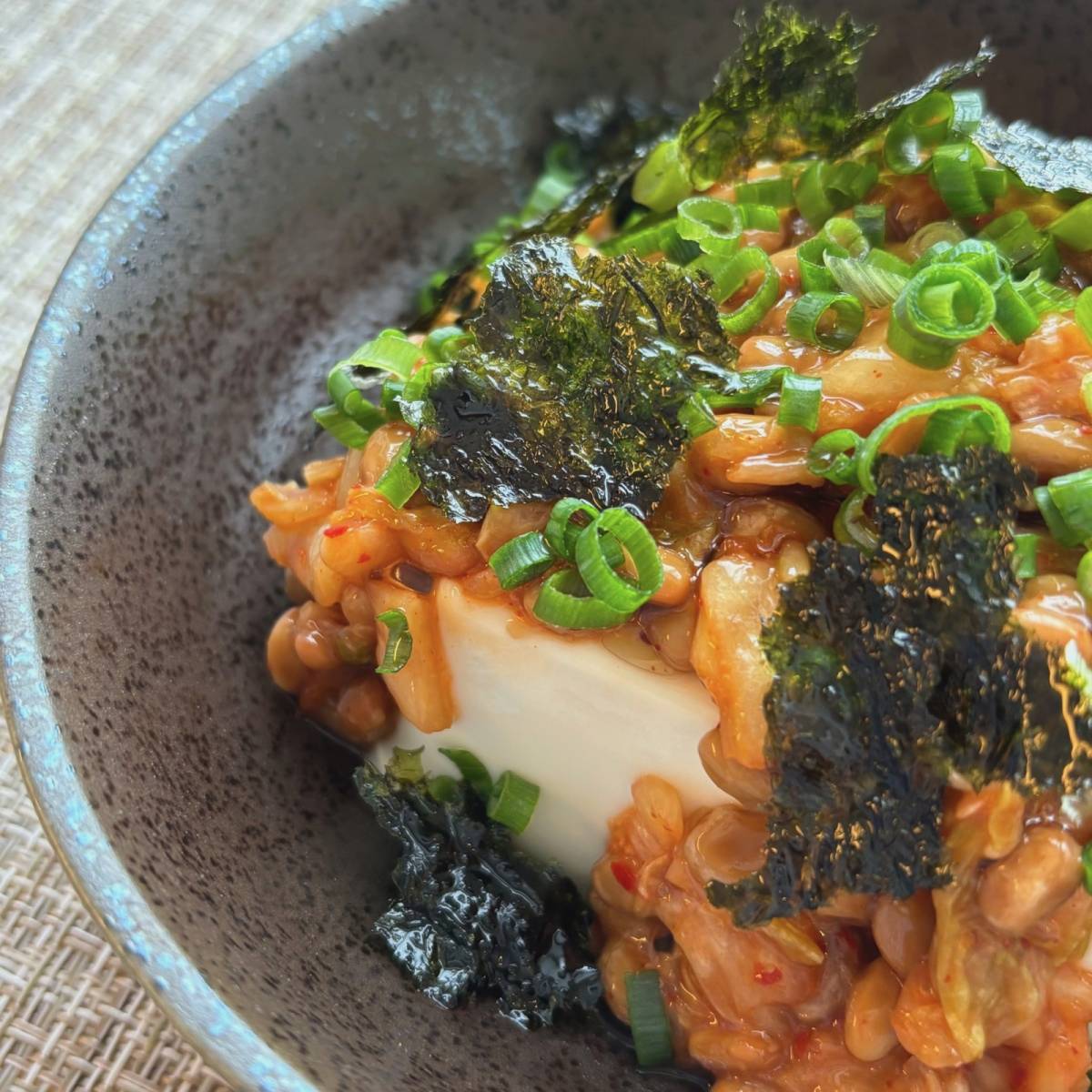 タカノフーズ公式の「キムチ納豆やっこ」のレシピ