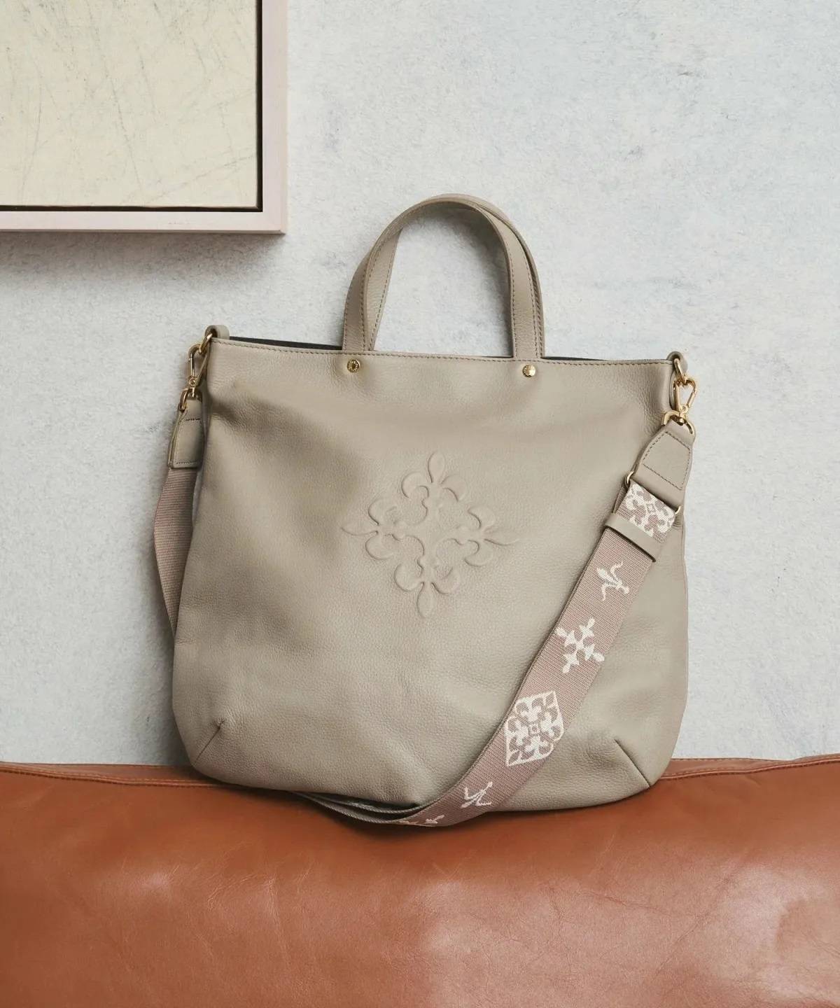 russet スリム2WAYトートバッグ <エンボスモノグラム>