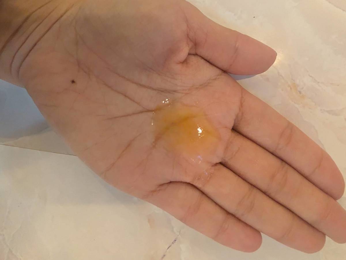 Fru:C美容液 28mlを手に取ったところ