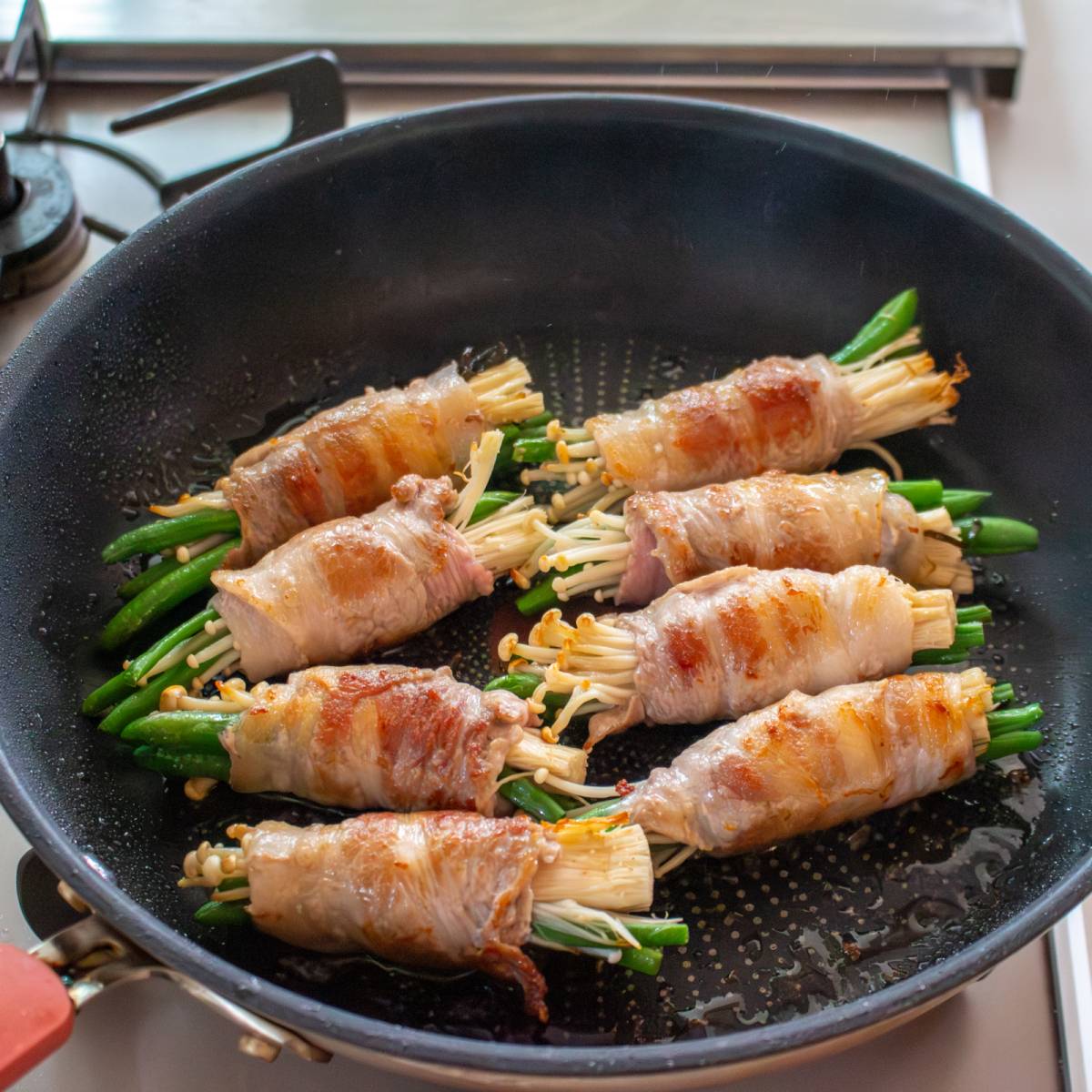 くらこん公式の「塩こんぶでえのき肉巻き」のレシピ