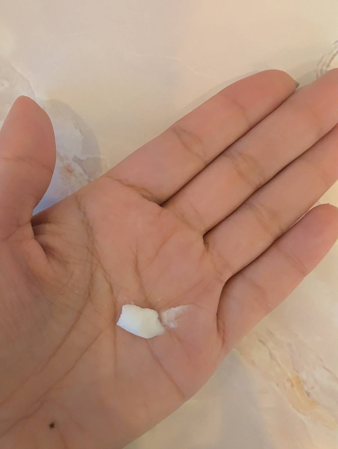 orin　Glow Perfume Hand Creamを手に取ったところ