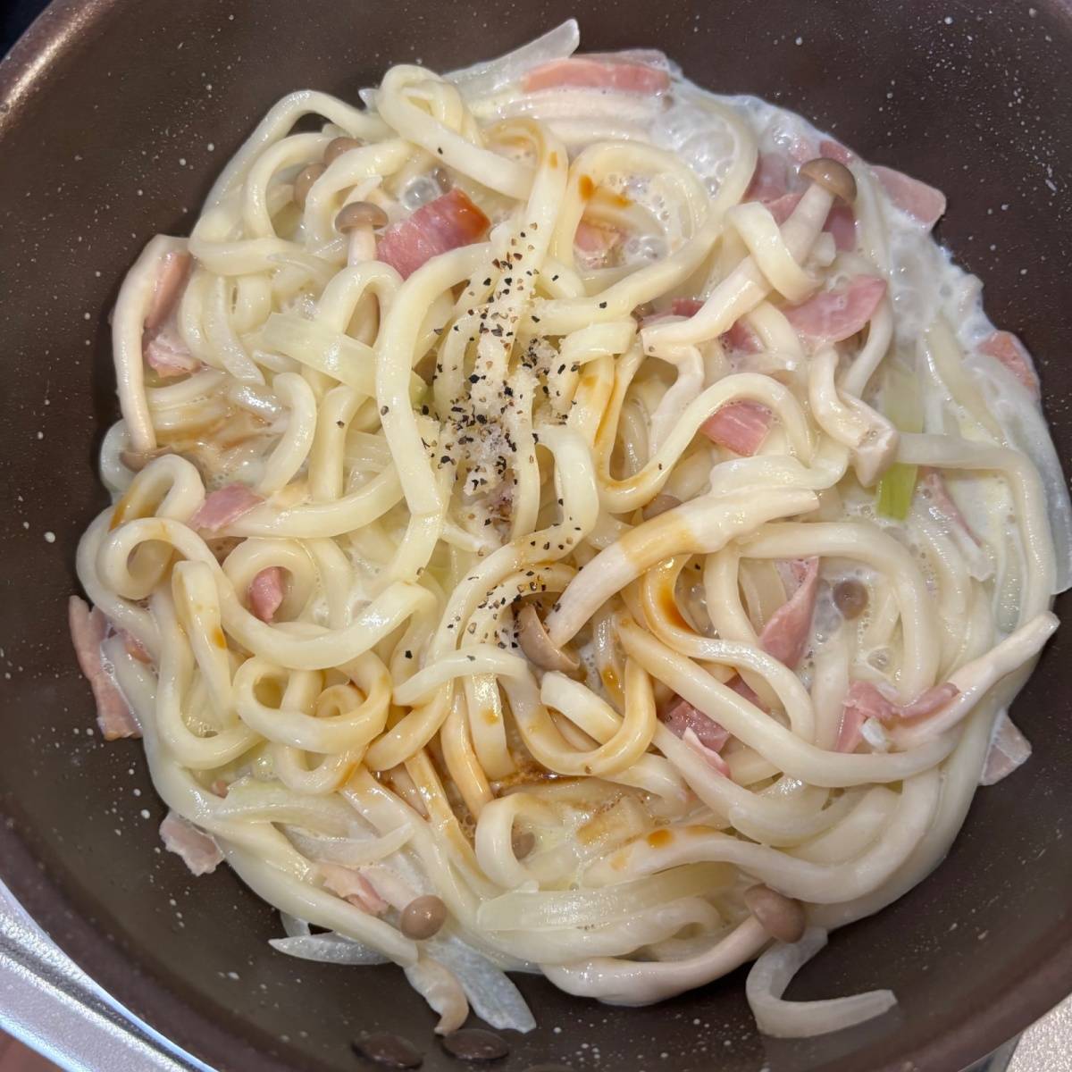 JA全農公式の「うどんカルボナーラ」のレシピ