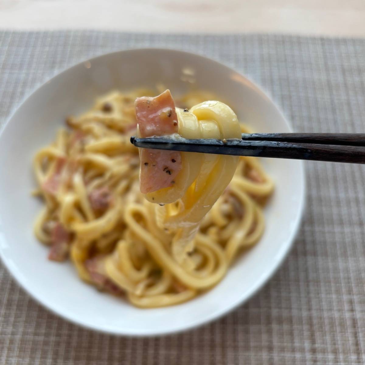 JA全農公式の「うどんカルボナーラ」のレシピ