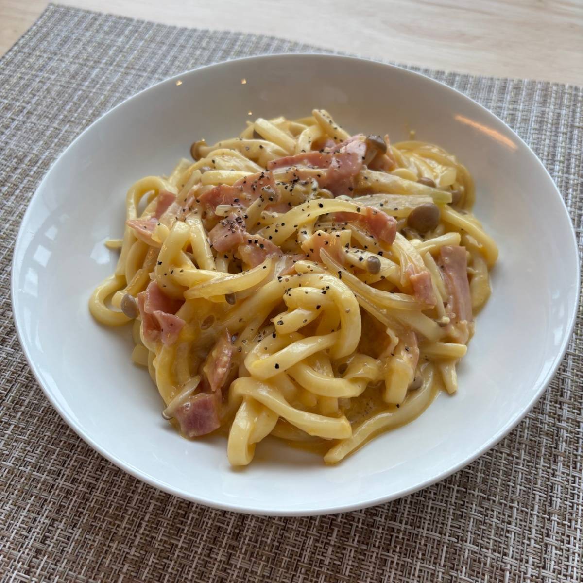 JA全農公式の「うどんカルボナーラ」のレシピ