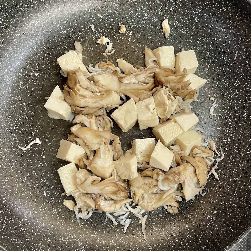 JAグループ公式の「きのこしらす豆腐炒め」のレシピ