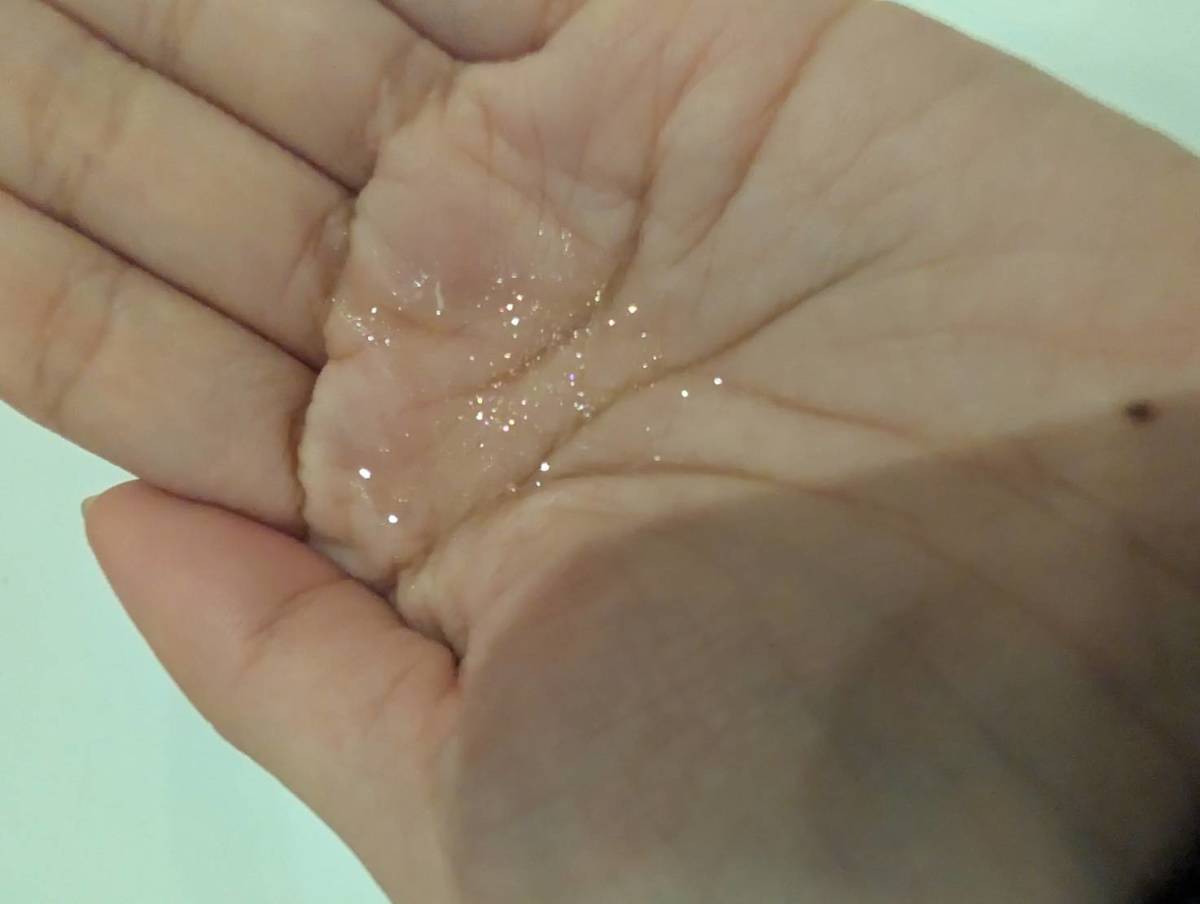 product(ザ・プロダクト) プリズムミラーオイル ピカオーラゴールドを手に取ったところ