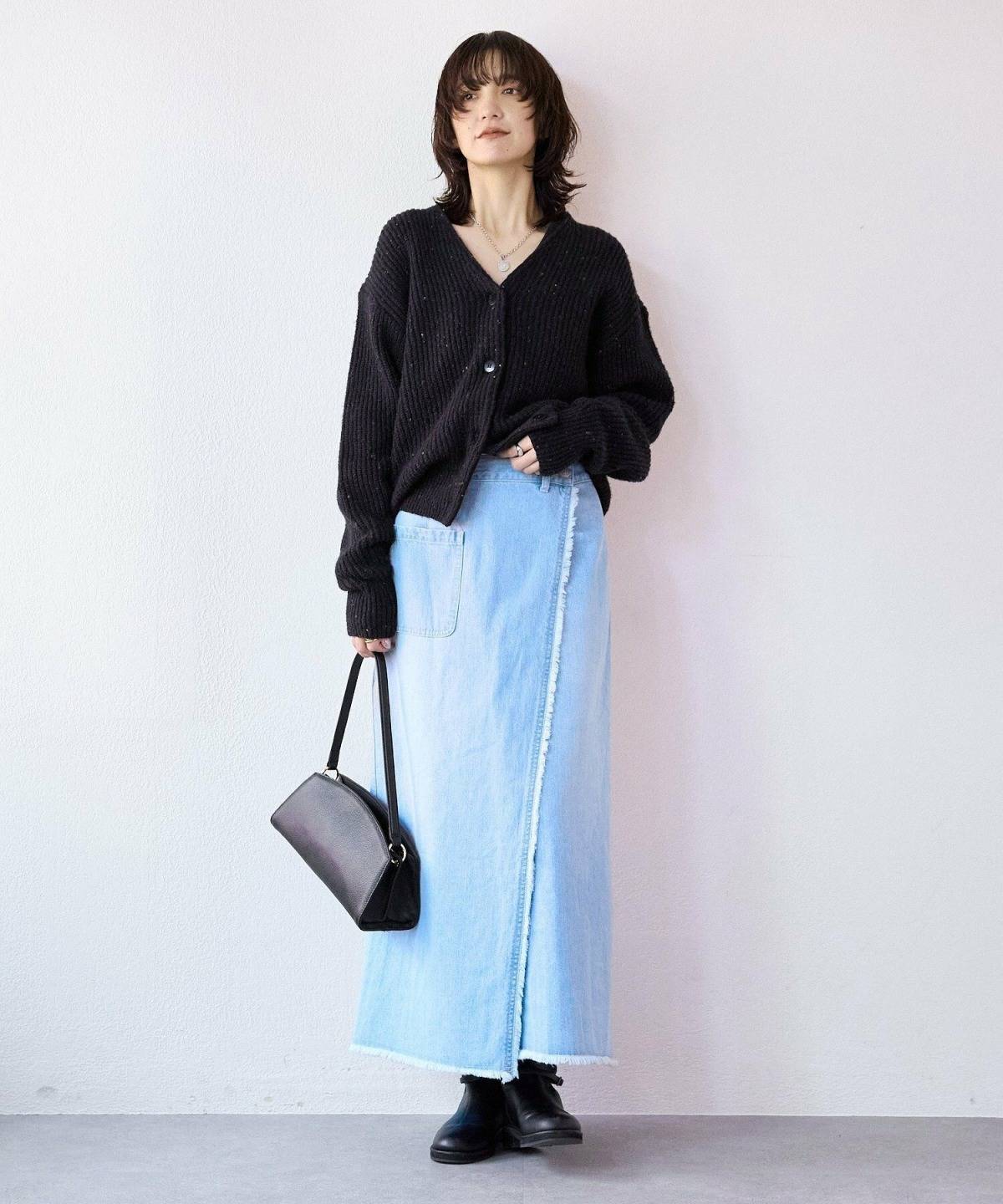 デニムスカートを使った冬コーデ 黒ニット 黒小物