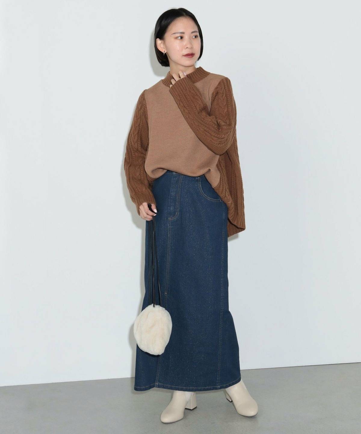 デニムスカートを使った冬コーデ ゆるニット 白ブーツ