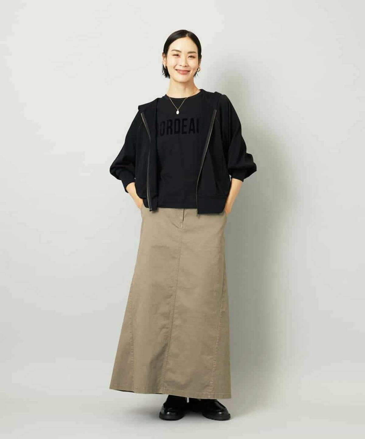 デニムスカートを使った冬コーデ パーカー ベージュスカート