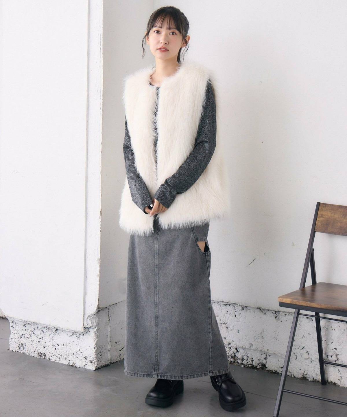 デニムスカートを使った冬コーデ ファーベスト