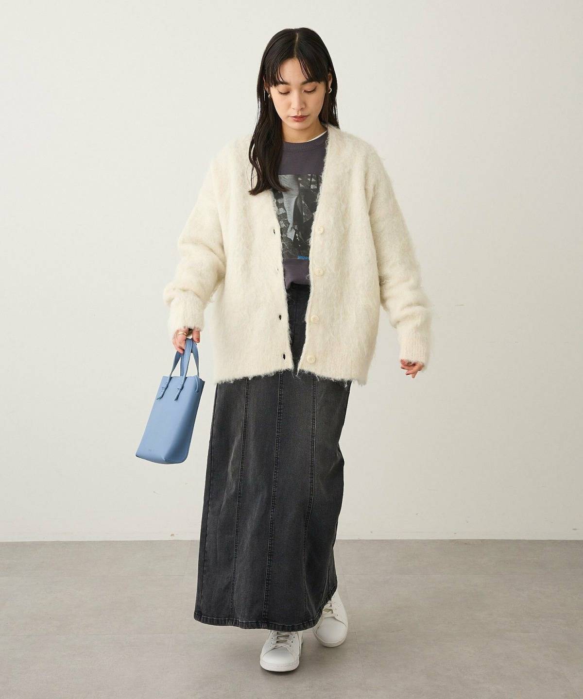 デニムスカートを使った冬コーデ 厚手カーディガン