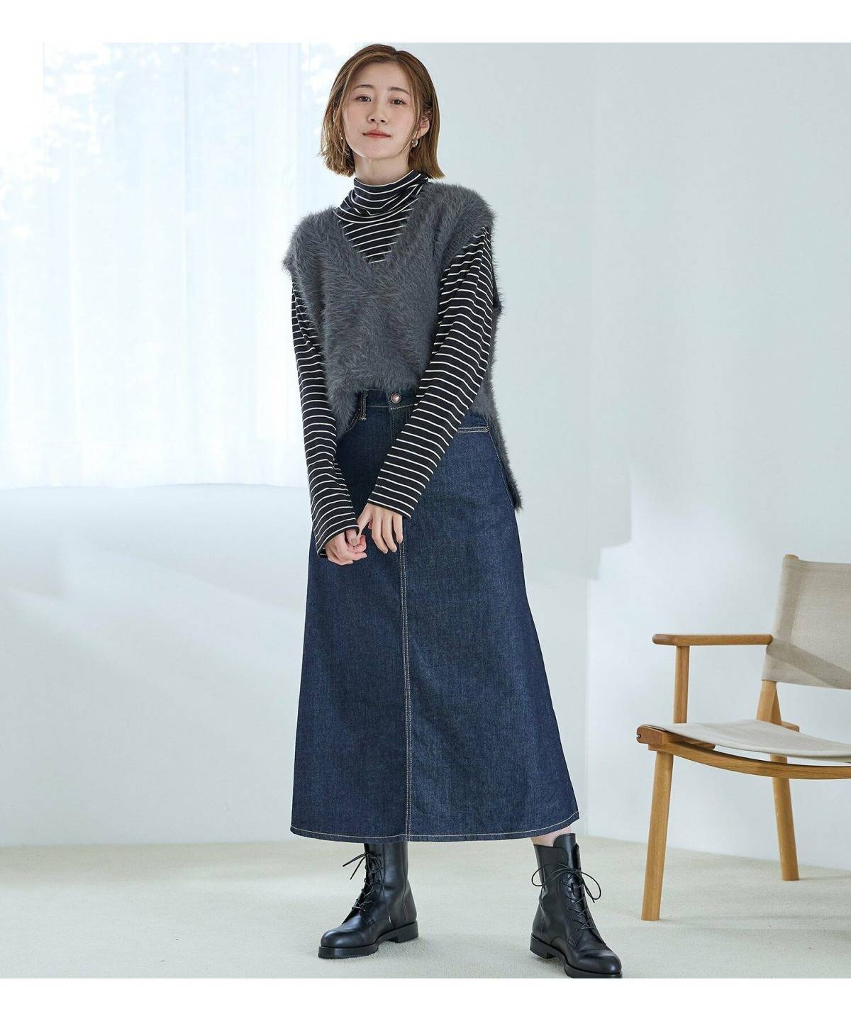 デニムスカートを使った冬コーデ ニットベスト