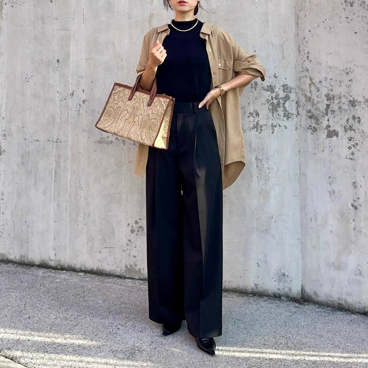 ブラックコーデ×ベージュのシャツ