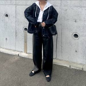 【2026年3月】50代はこう着てみて……！センスいい黒パンツコーデ5選