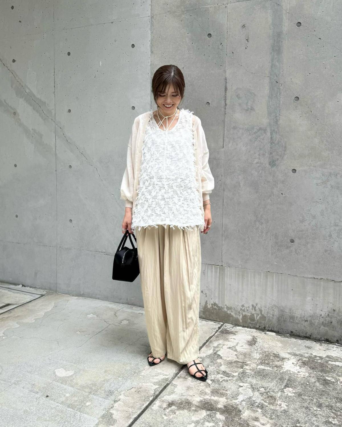 白×ベージュの淡色コーデが◎