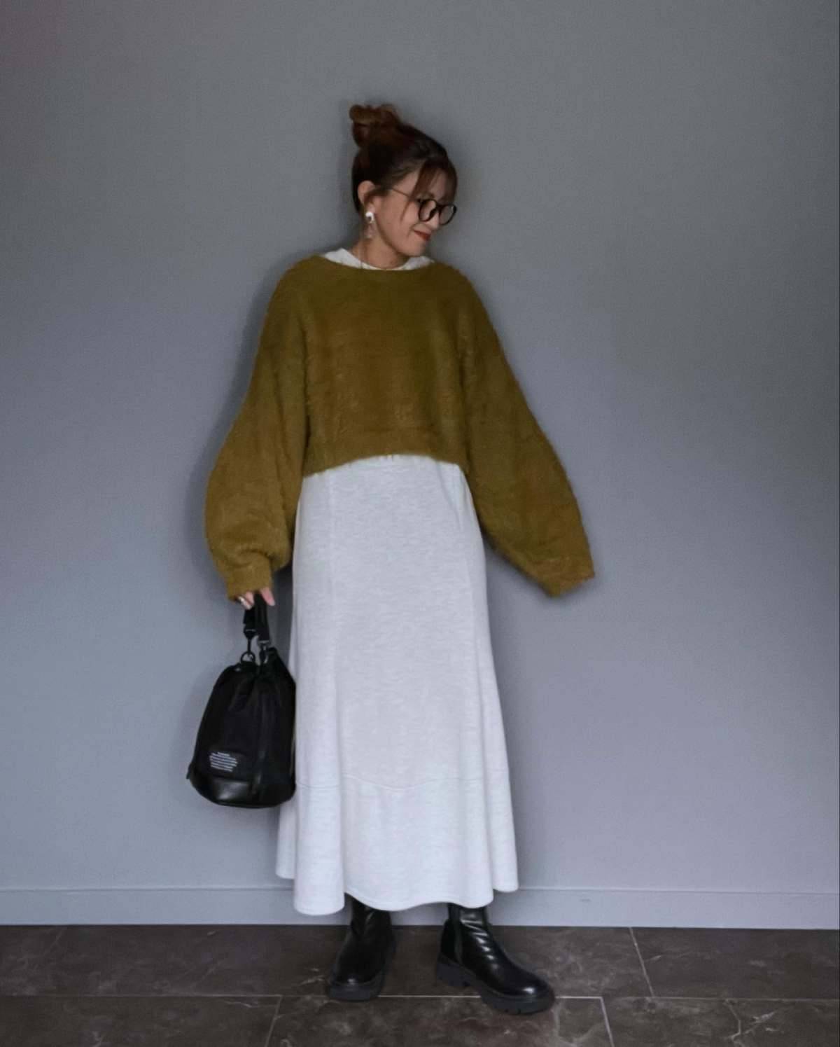 カラーニットを重ね着する♡