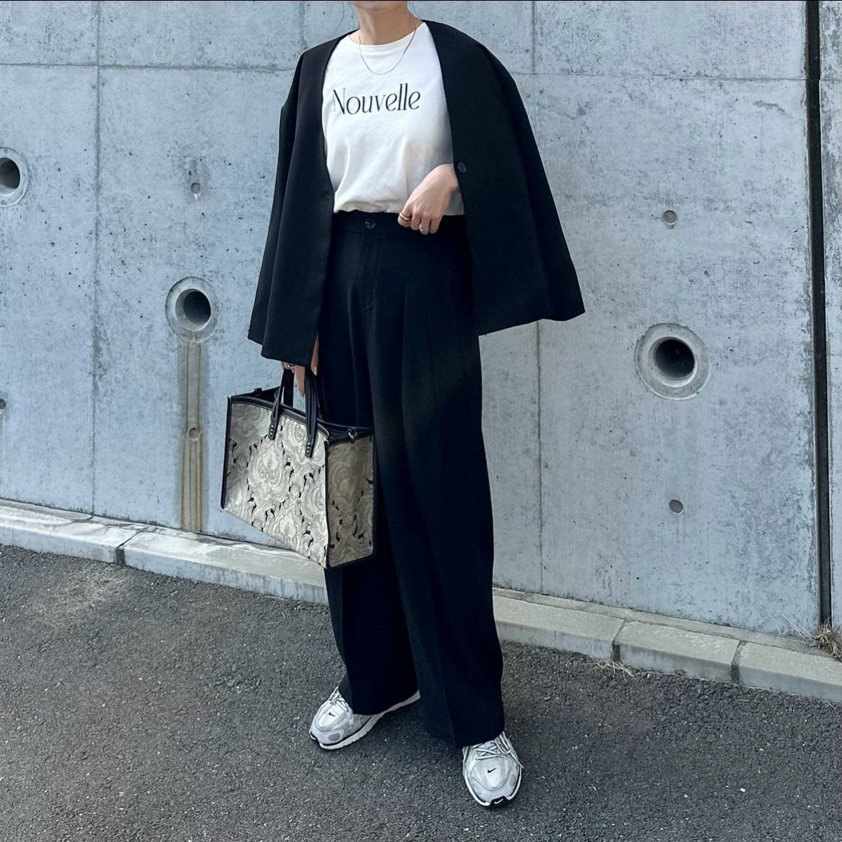 ロゴTシャツにジャケットを肩掛け♡