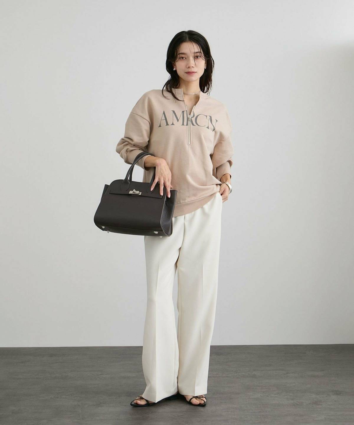 ベージュのスウェット春コーデ 白ワイドパンツ