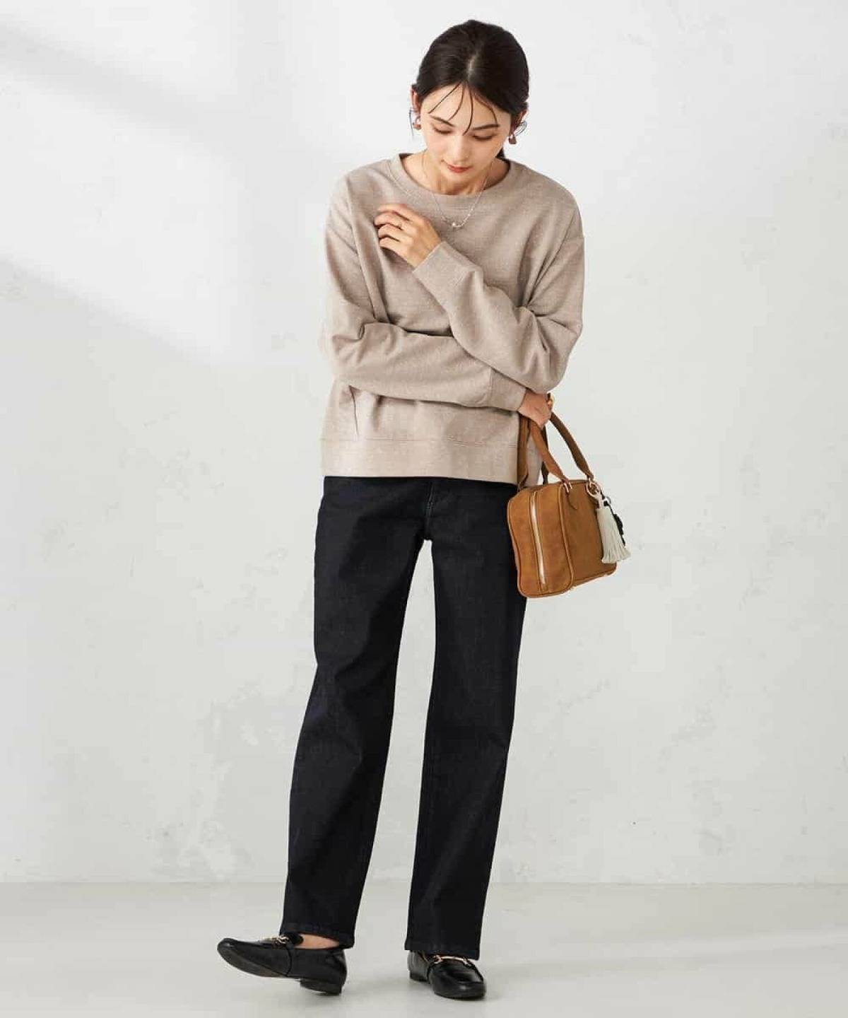 ベージュのスウェット コーデ 黒のパンツ